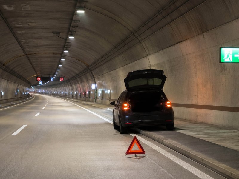 panne-im-tunnel-warndreieck-notausgang.jpg Bild panne-im-tunnel-warndreieck-notausgang.jpg